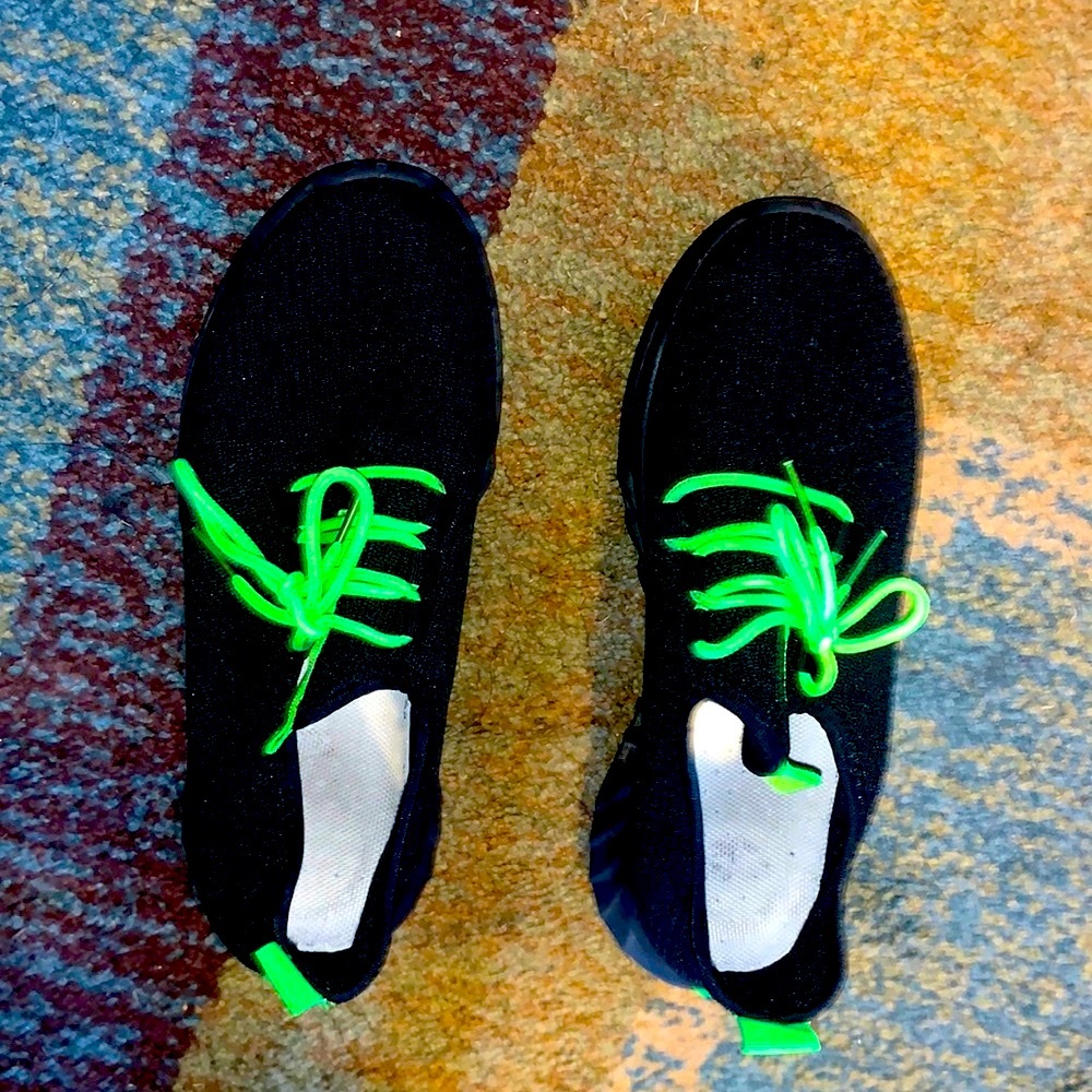 Tennis shoes